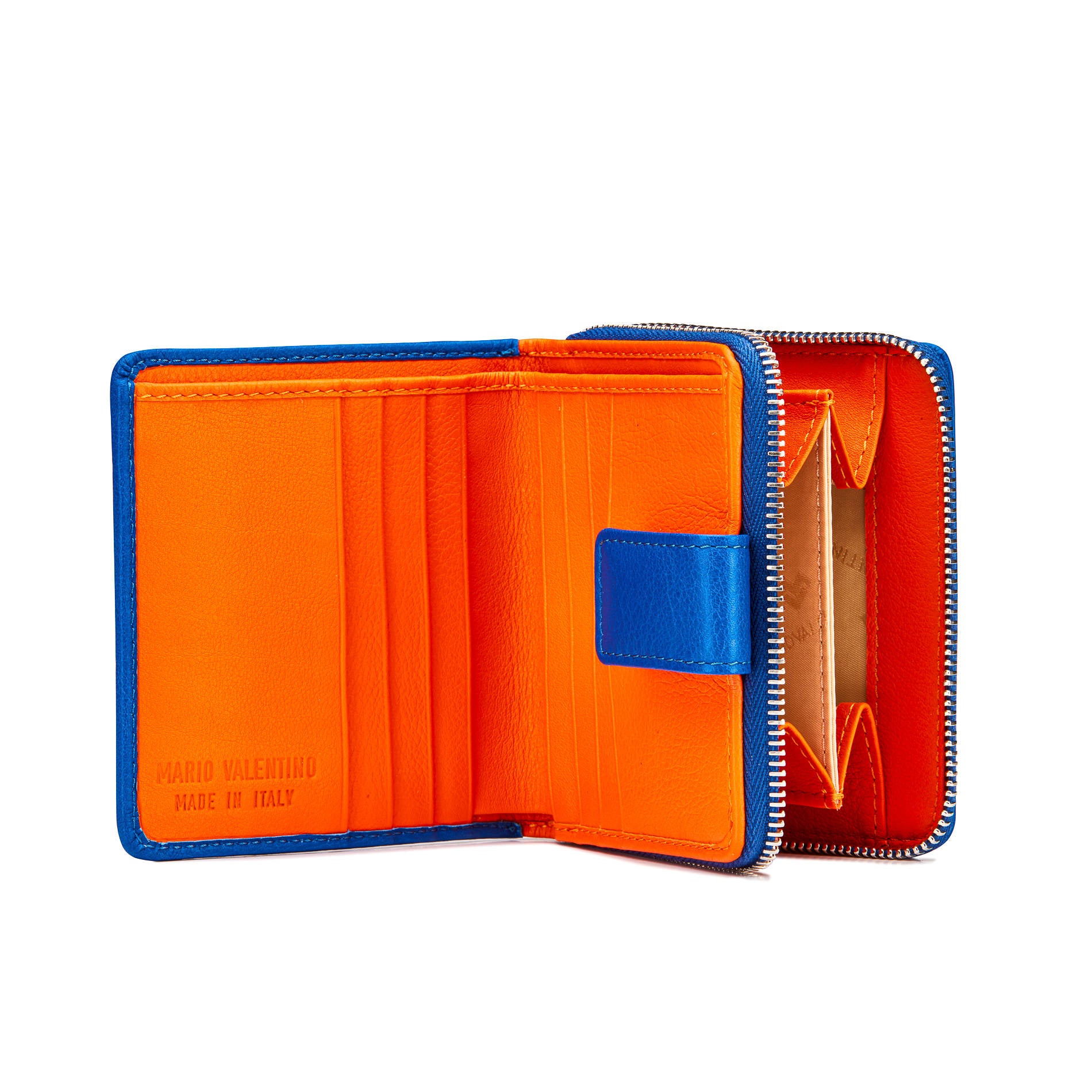 Interior of Mario Valentino green calfskin wallet with red leather, six cardholder slots, banknote compartment and two inner pockets. Made in Italy.