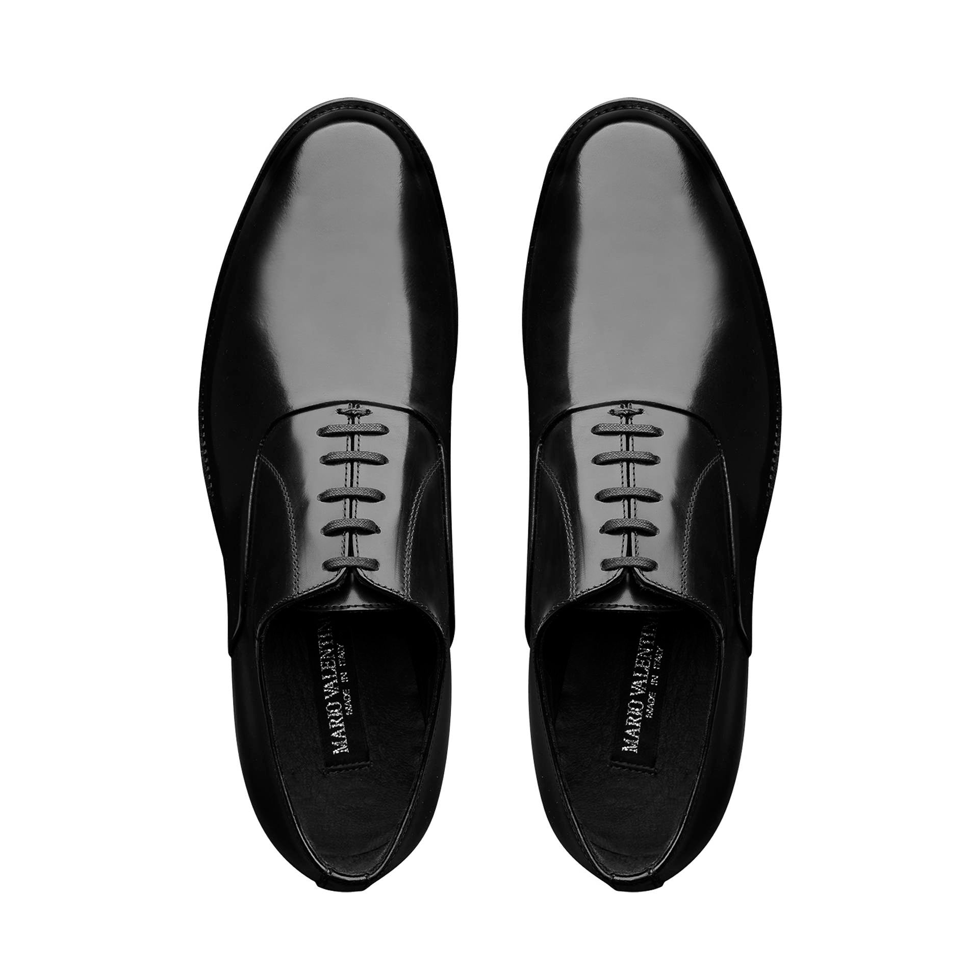 Men’s black derby shoes in patent leather, top view, lace-up detail