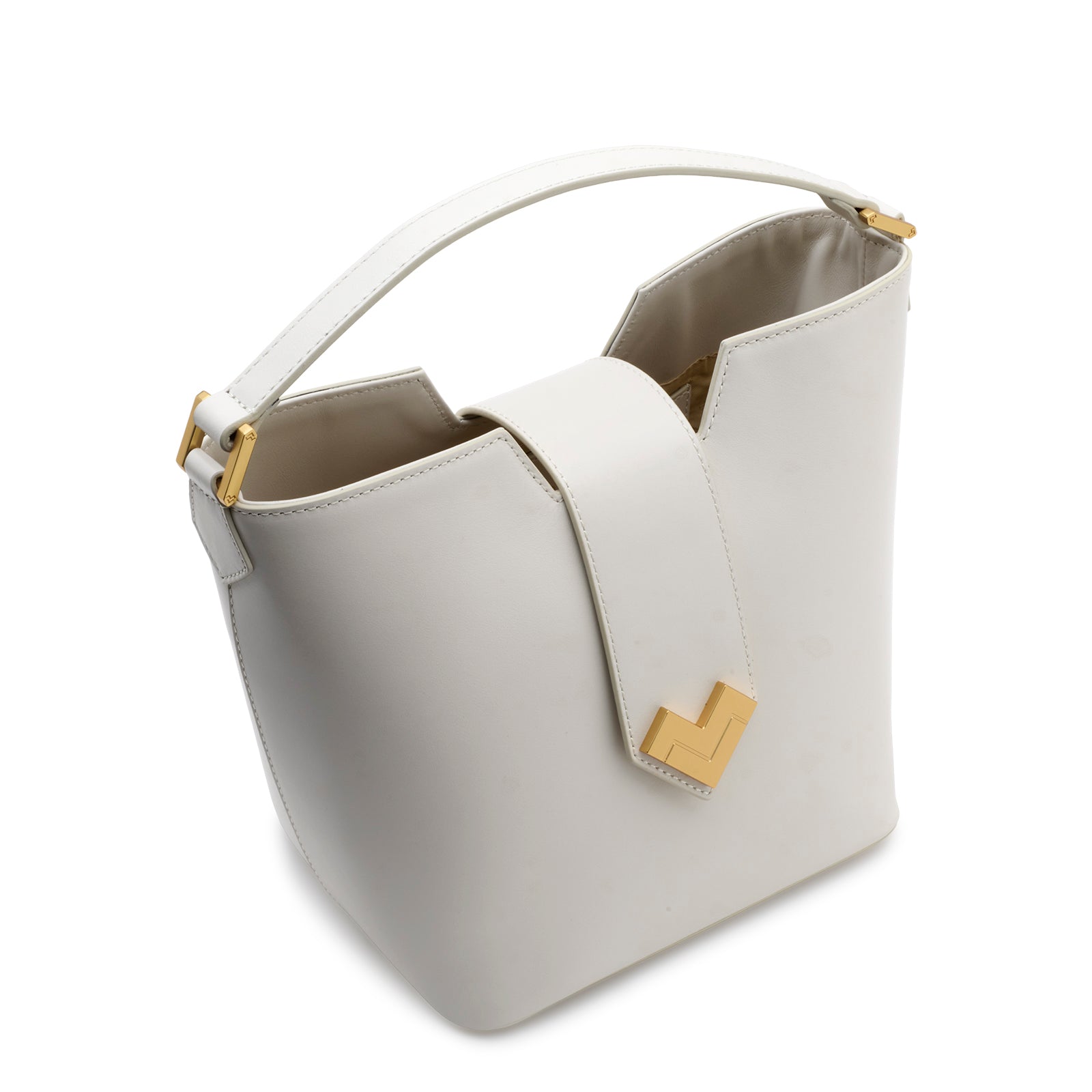 Close-up of the polished gold-finish MV-logo and magnetic snap closure on the white calf leather flap.