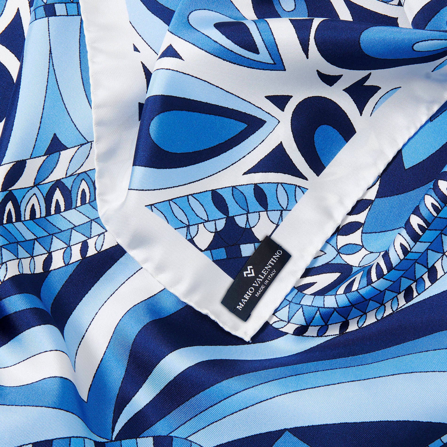 Abstract motifs in vibrant tones define this pure silk foulard. Light, soft and timeless.